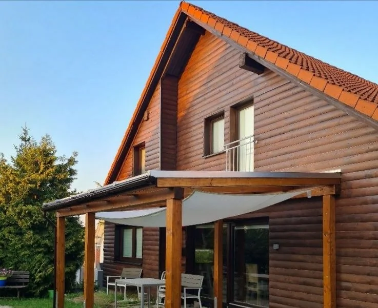 Terrassenüberdachung und Hausfassade