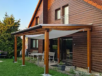 Terrassenüberdachung und Holzfassade