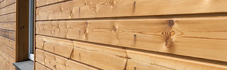 Geschlossene Holzfassade