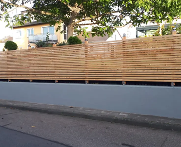 Zaun aus sibirischer Lärche Rhombusleisten